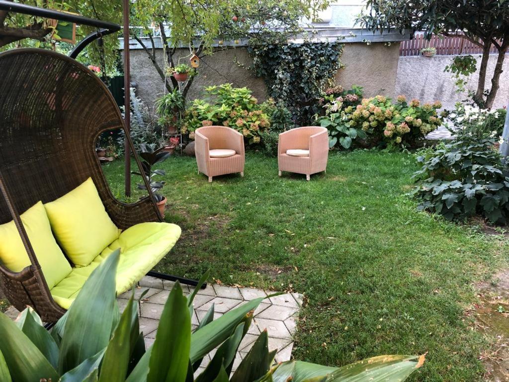 Tinikos Guest House Telavi Exteriör bild