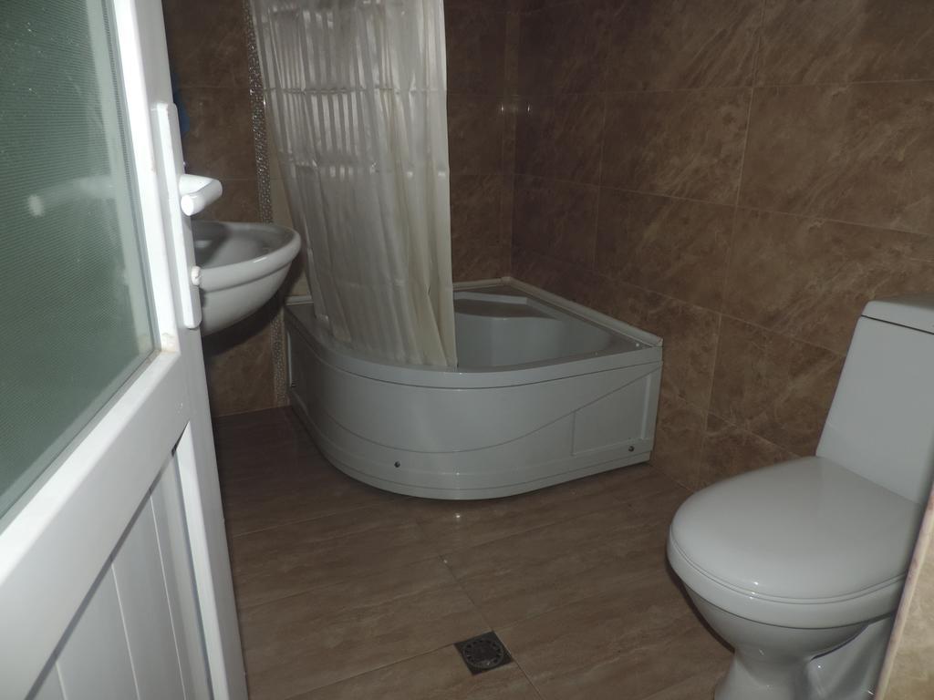 Tinikos Guest House Telavi Exteriör bild