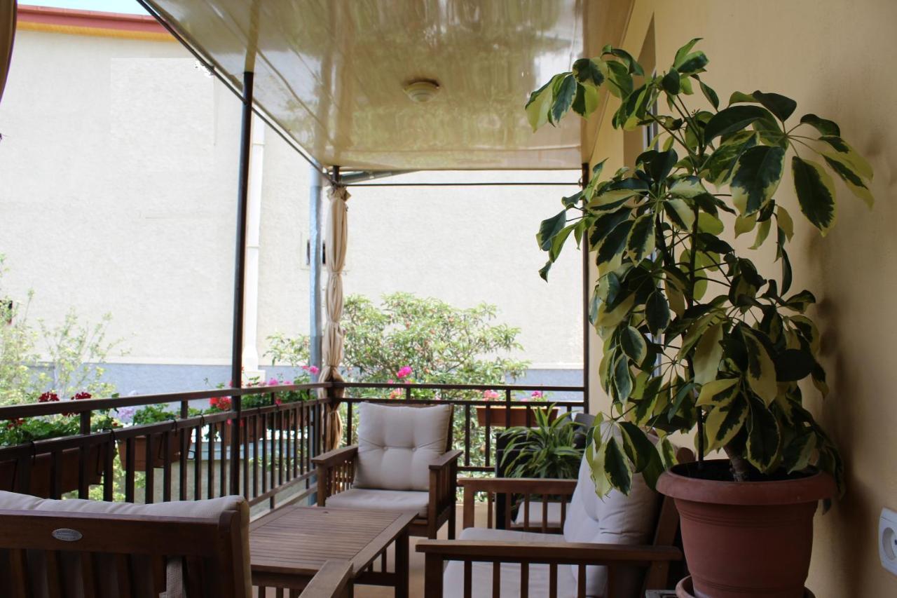 Tinikos Guest House Telavi Exteriör bild