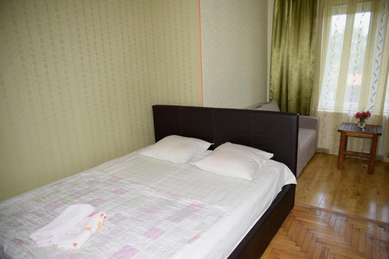 Tinikos Guest House Telavi Exteriör bild