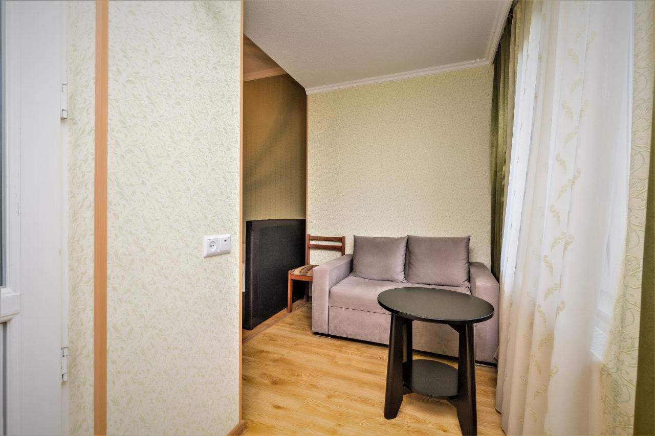 Tinikos Guest House Telavi Exteriör bild