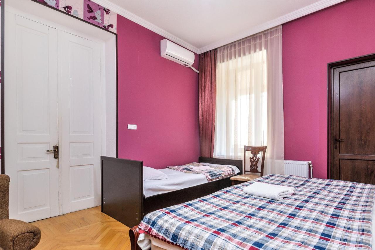Tinikos Guest House Telavi Exteriör bild