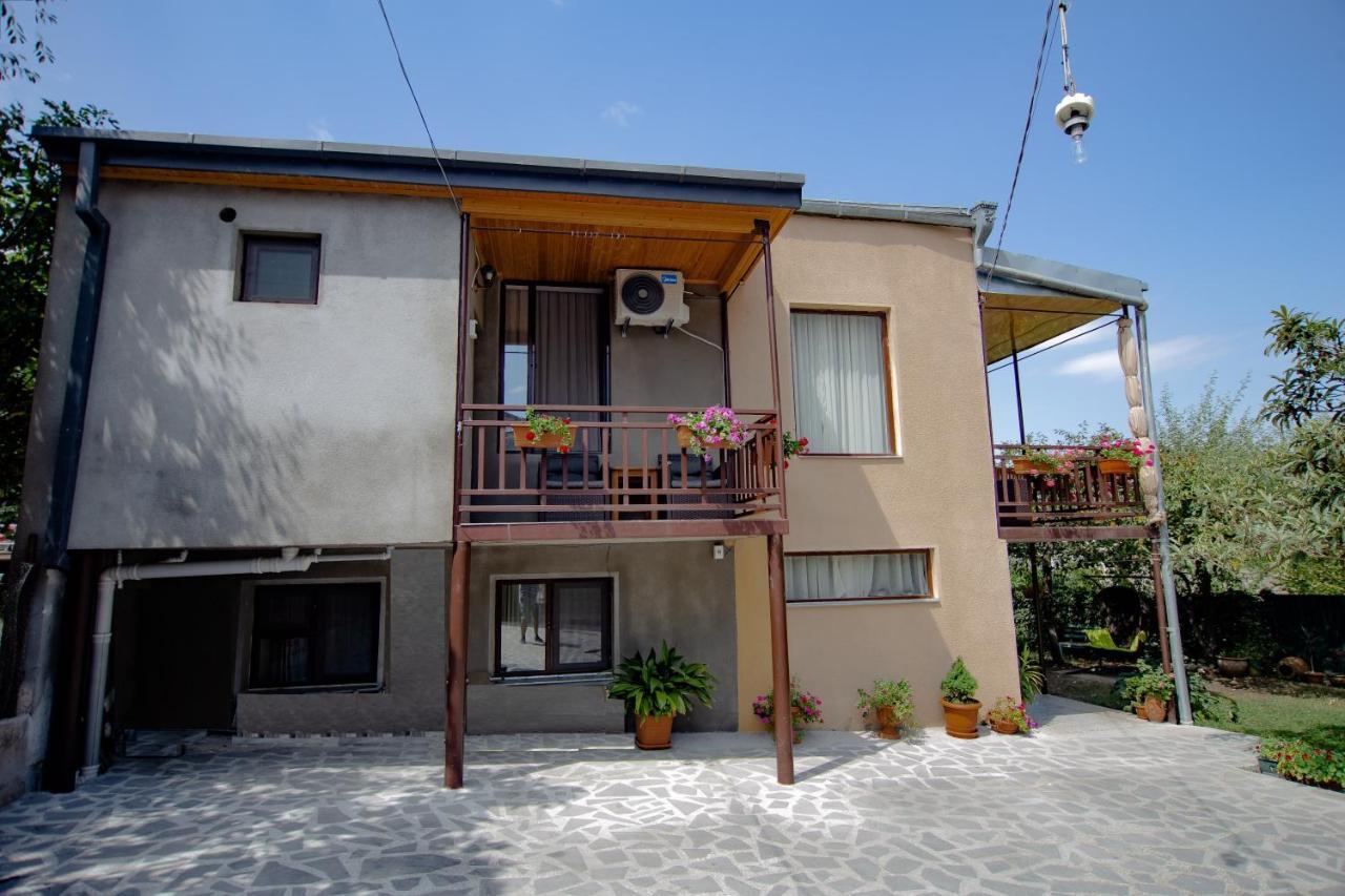 Tinikos Guest House Telavi Exteriör bild