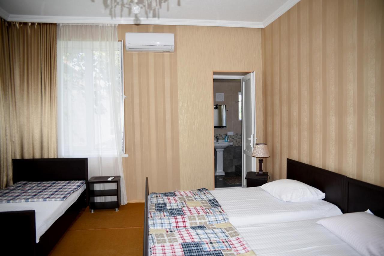 Tinikos Guest House Telavi Exteriör bild