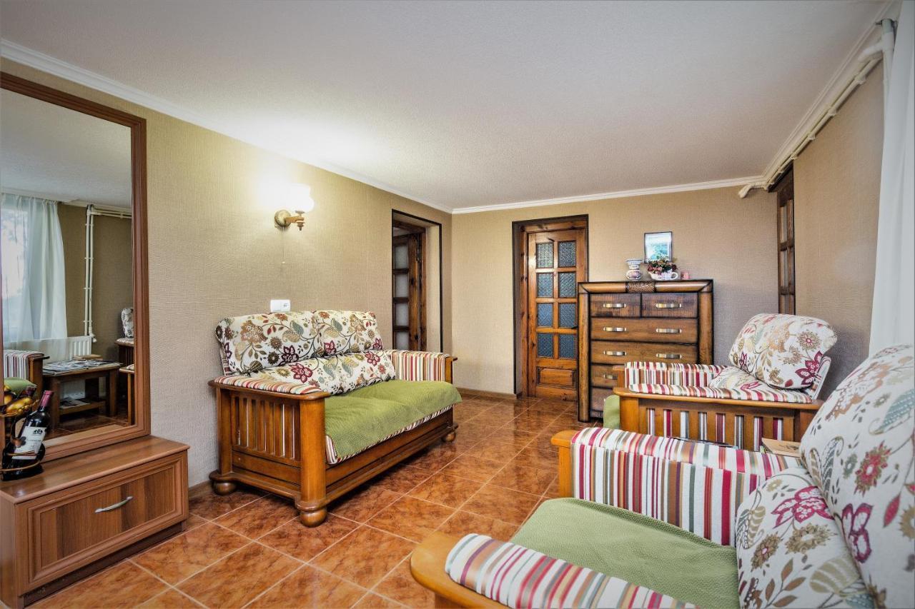 Tinikos Guest House Telavi Exteriör bild